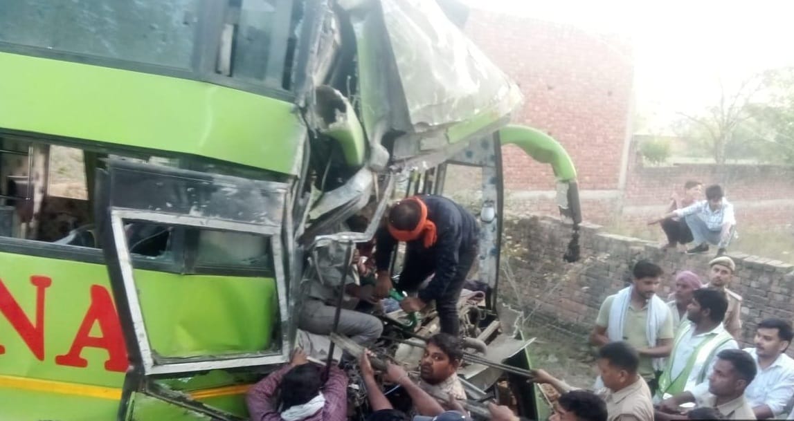 Etawah Accident Sleeper bus went out of control and entered the house 17 seriously injured four referred