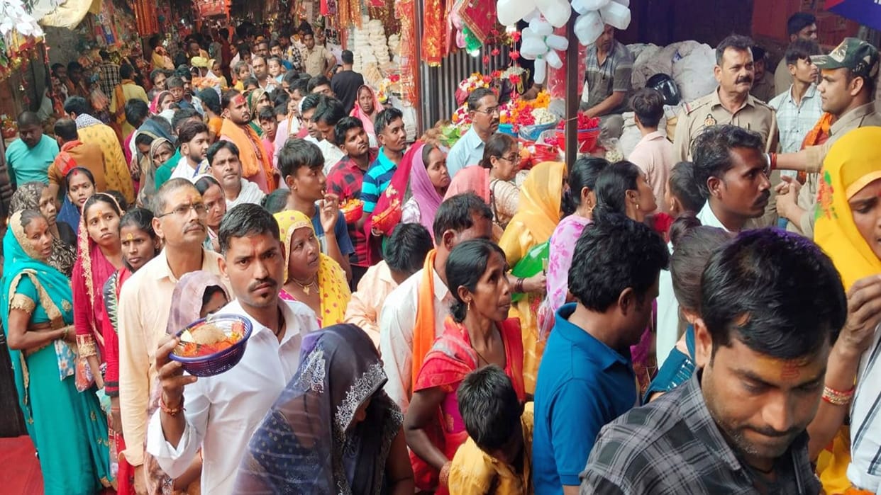 Devotees attended the court of the mother, a huge crowd of devotees gathered at Kada Shaktipeeth Sheetladham