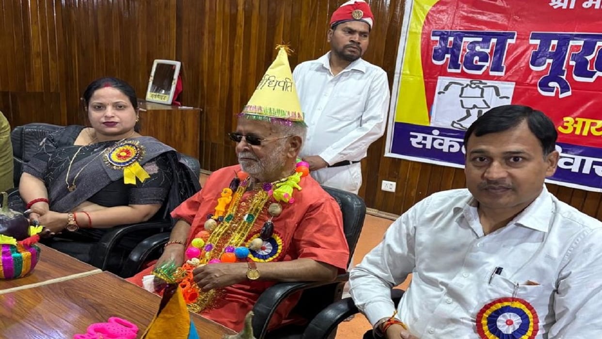 Swami Chinmayanand and District Panchayat President were given the title of Mookhadhiraj