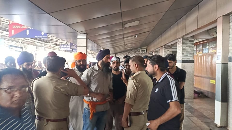 Sardar attacked a passenger with a dagger and left him bleeding dispute over the seat