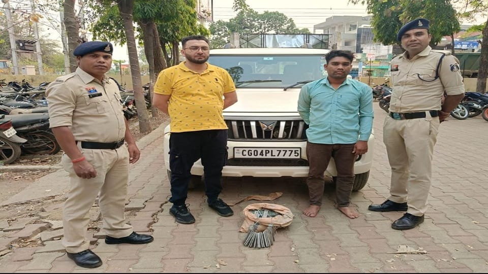 पुलिस की गिरफ्त में आरोपी