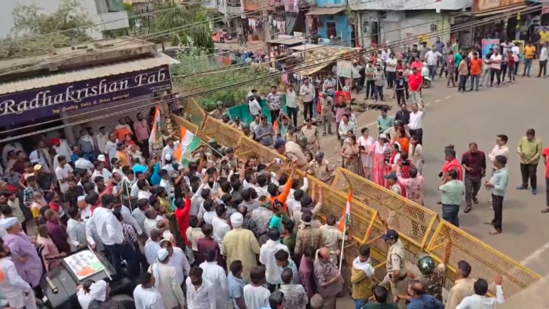 Narmadapuram: Congressmen surrounded Itarsi Nagar Palika office, clashed with police in violent protest