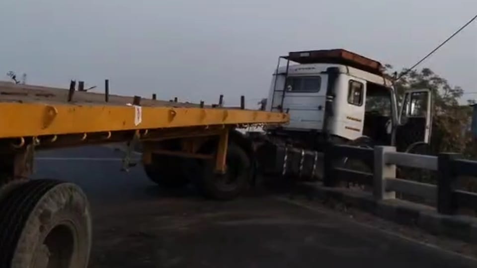 truck broke railing in Jalandhar reached other side hanging below flyover