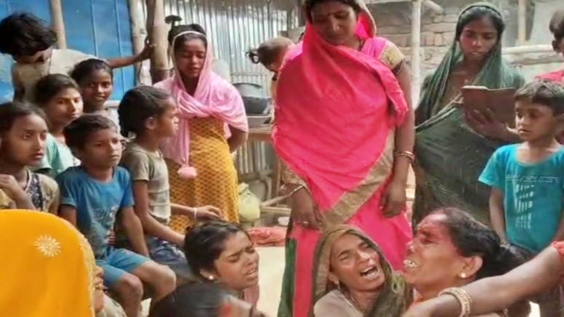 किसान की मौत के बाद विलाप करते परिजन