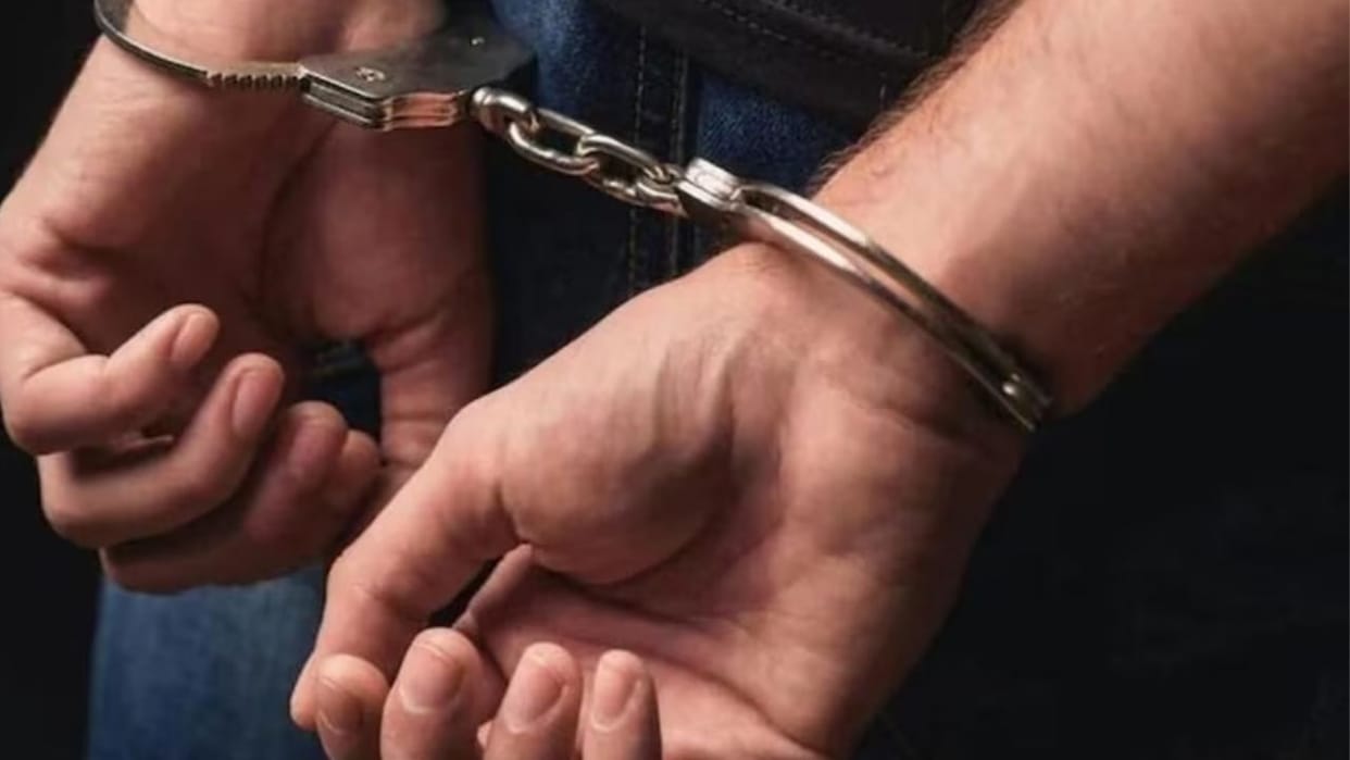 Kanpur: Two people arrested for assaulting a passenger in an e-rickshaw and robbing his purse
