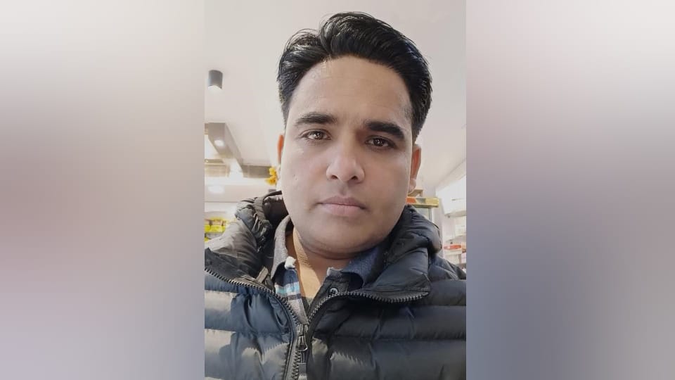 Banda Excise Inspector Alok Kumar suicide Body found in car Sitapur news in hindi