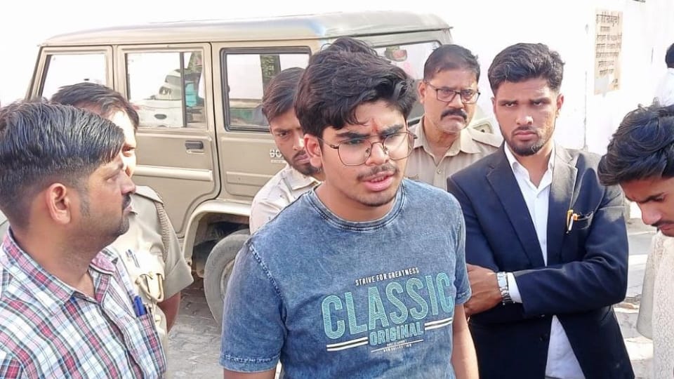 Banda Excise Inspector Alok Kumar suicide Body found in car Sitapur news in hindi