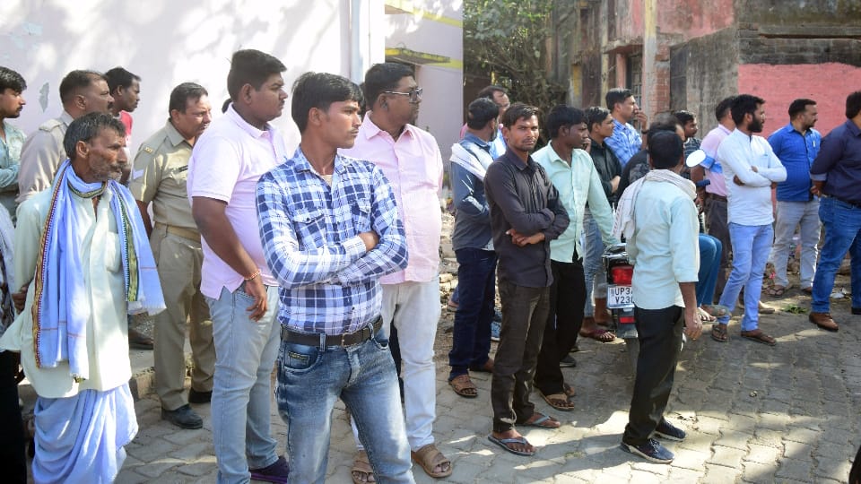 Sitapur Excise Inspector Alok Kumar Body found in car suicide in Sitapur