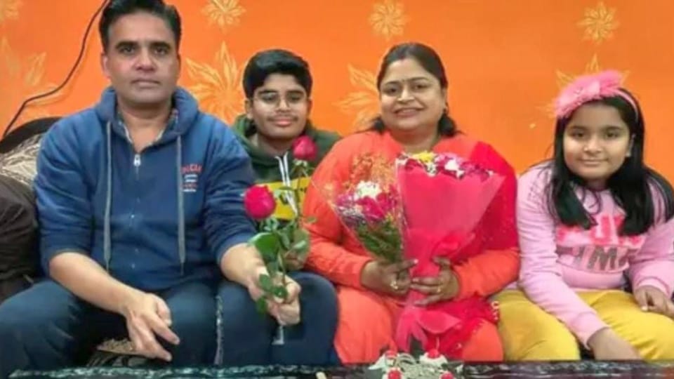 Sitapur Excise Inspector Alok Kumar Body found in car suicide in Sitapur