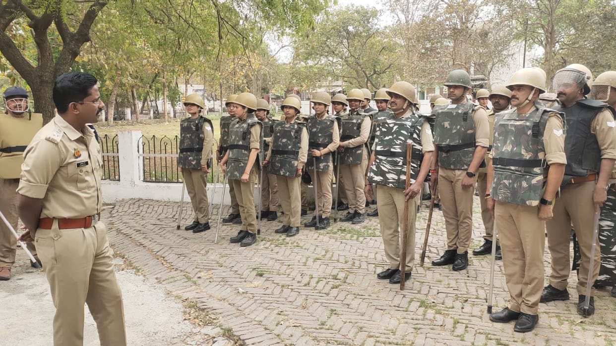 As soon as the siren sounded the policemen gathered at the designated place within two minutes, their activit