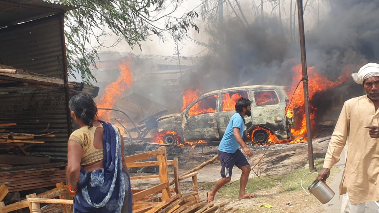 Due to a sudden fire in Deoria, two or four pagiya carts, thatched roofs and kiosks were burnt to ashes