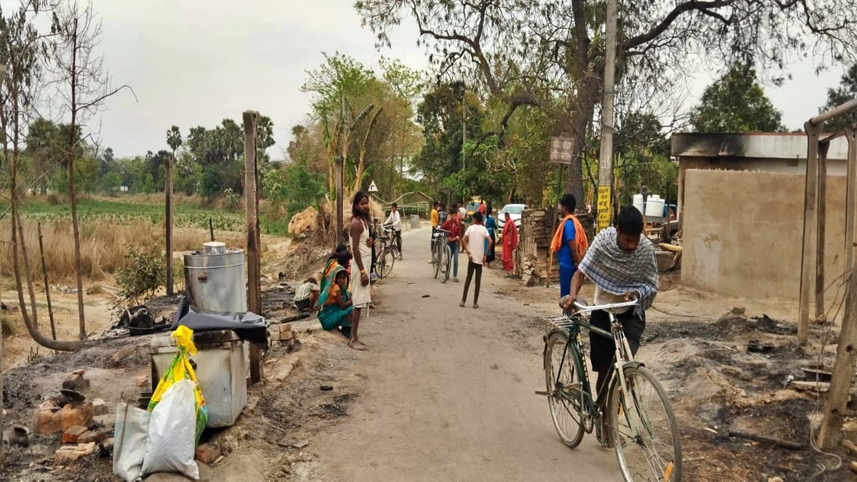 Vaishali News: 15 houses burnt to ashes due to short circuit, wedding preparations were going on in one house