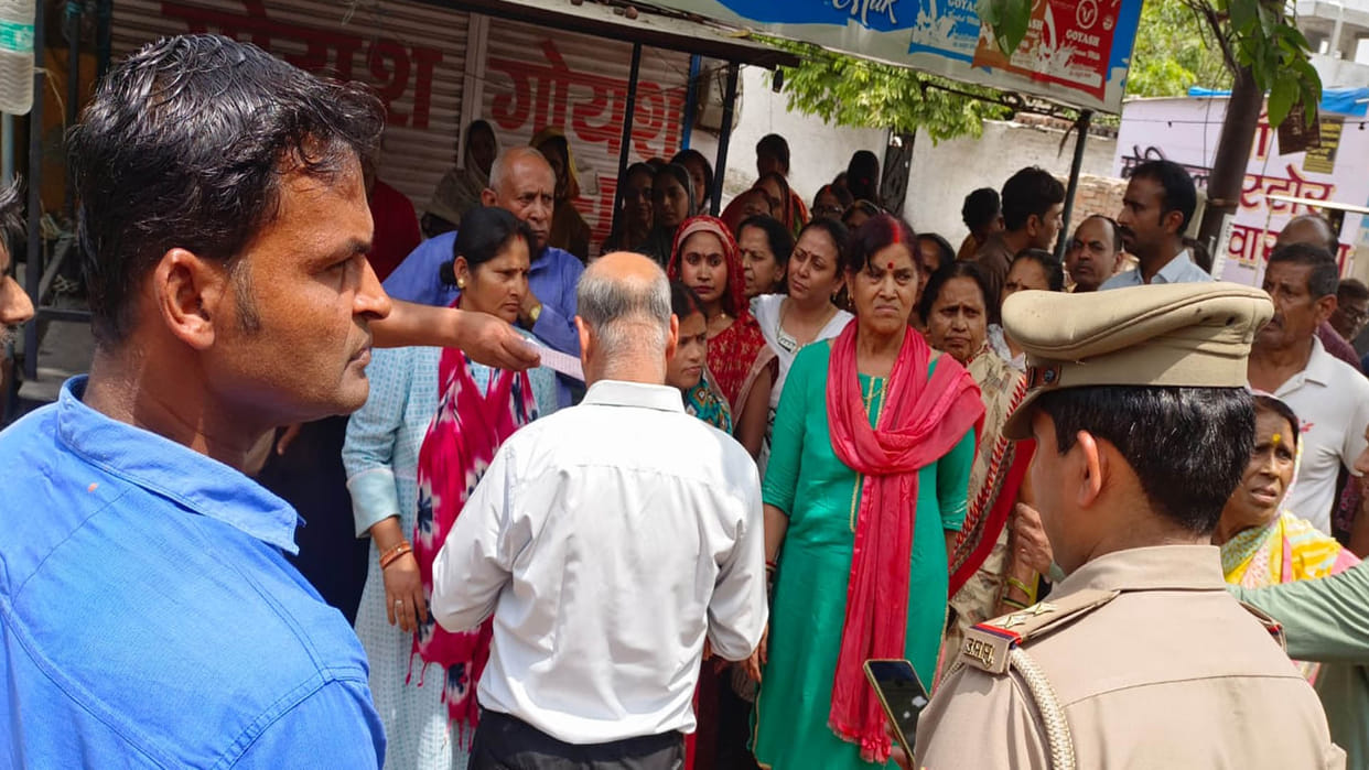 Kanpur: Women beat up liquor shop employees with brooms and sticks