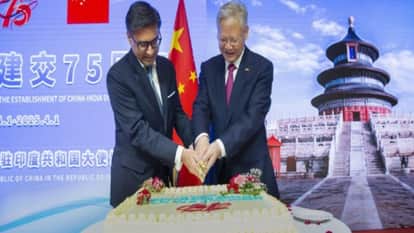 विदेश सचिव विक्रम मिस्री के साथ चीनी राजदूत जू फेइहोंग