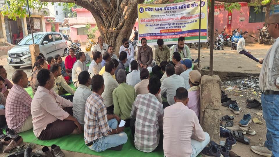 विधायक इंद्र साव ने पंचायत सचिवों का किया समर्थन