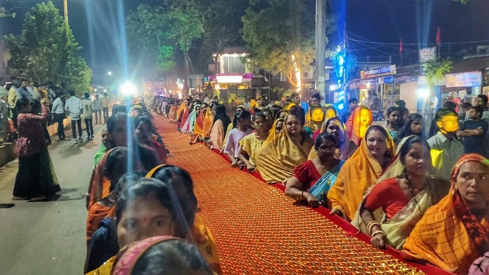 Balod: Yatra started to offer chunni to Ganga Mai