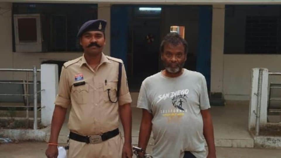 Accused husband arrested for attacking wife with tangia in Bhatapara
