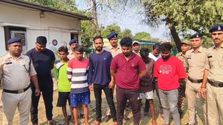 CG: फॉर्म हाउस से 27 लाख की अवैध शराब बरामद, पुलिस ने आठ आरोपियों को किया गिरफ्तार