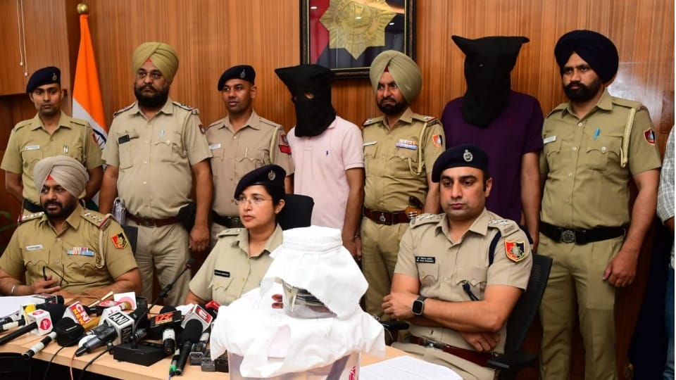 Police busted International drug smuggling gang four arrested with african woman