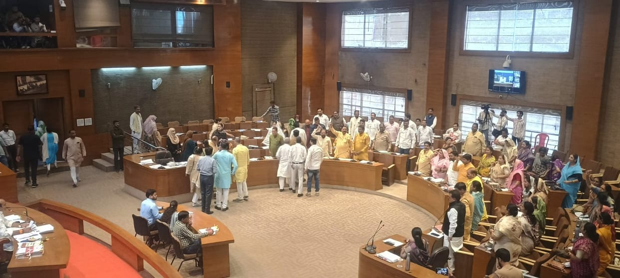 Bhopal Budget: Opposition creates ruckus over increased tax in Bhopal, Leader of Opposition said- BJP's Hitler