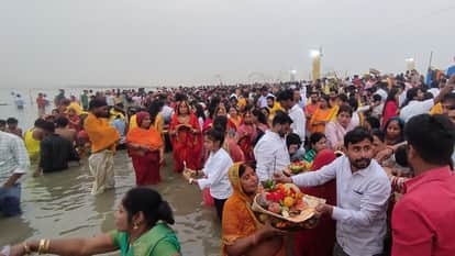 अर्घ्य देते छठ व्रती और घर के लोग