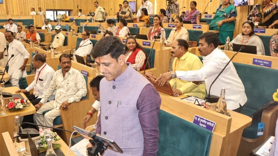 Indore Nagar Nigam Budget 2025 Focus On Digitalisation, Infra and Waste Management Pushyamitra Bhargava