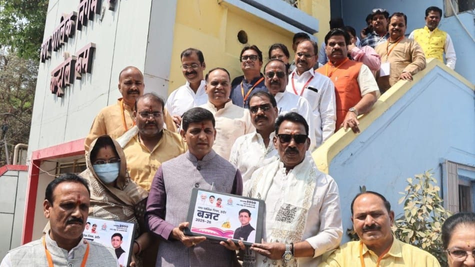 Indore Nagar Nigam Budget 2025 Focus On Digitalisation, Infra and Waste Management Pushyamitra Bhargava