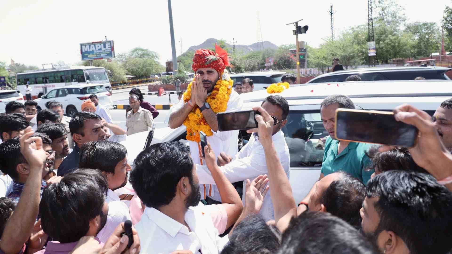 बसवा में रविंद्र सिंह भाटी का हुआ स्वागत।