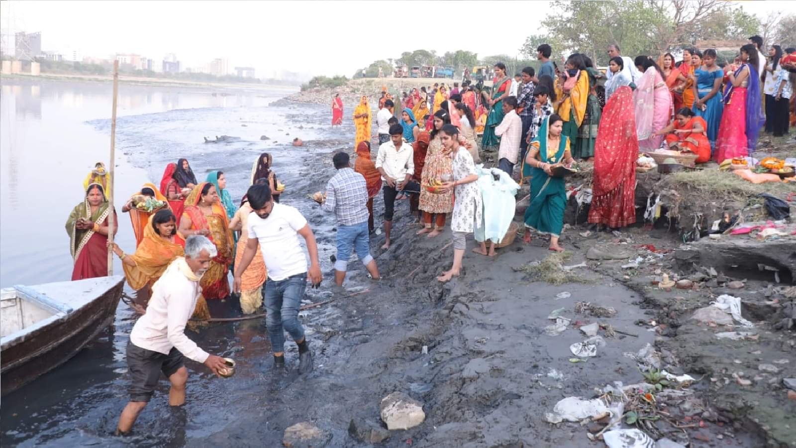 Chaiti Chhath Devotees disappointed with bad condition of Yamuna river