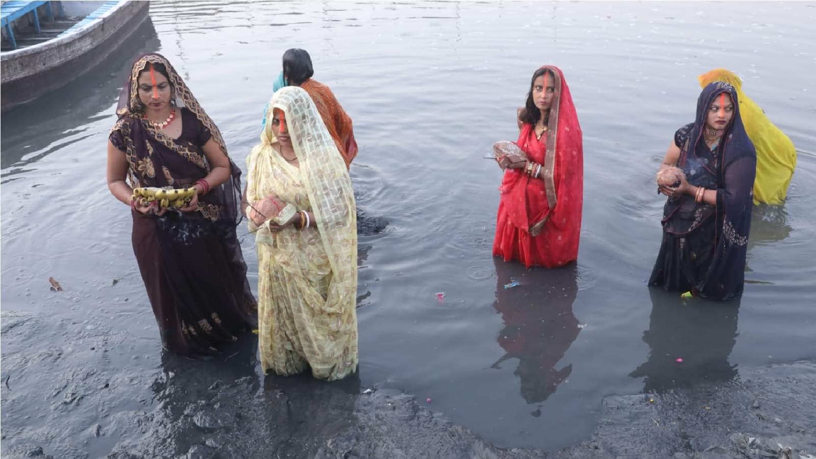 Chaiti Chhath Devotees disappointed with bad condition of Yamuna river