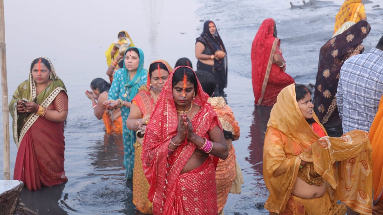 Chaiti Chhath Devotees disappointed with bad condition of Yamuna river