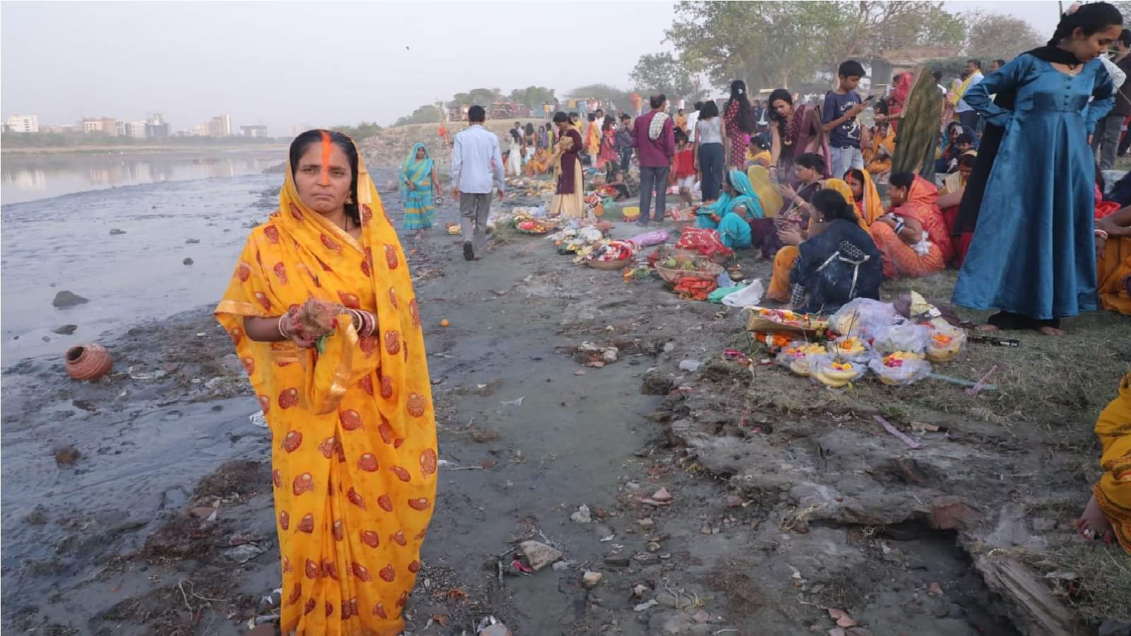 Chaiti Chhath Devotees disappointed with bad condition of Yamuna river