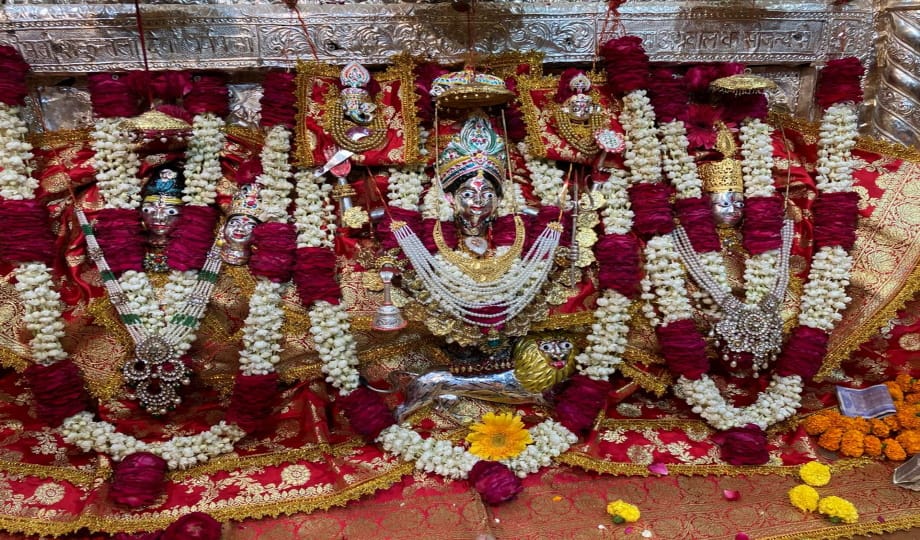 Devotees gathered to see the Katyayani form of Mahashakti, there is a continuous flow of devotees throughout