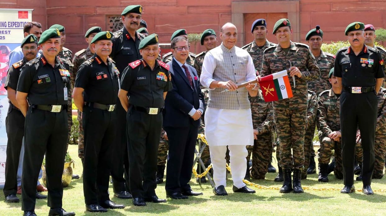 Rajnath Singh Defence Minister Mount Everest and  Kangchenjunga expeditions flagged off hindi news updates