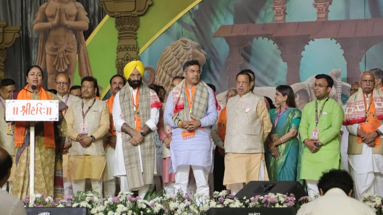 CM Rekha Gupta reached solo Shri Ram Katha