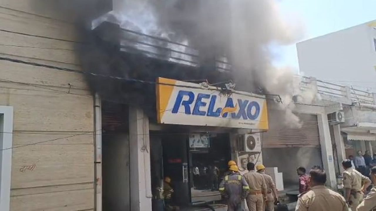 massive fire broke out in shoe showroom in Pilibhit city