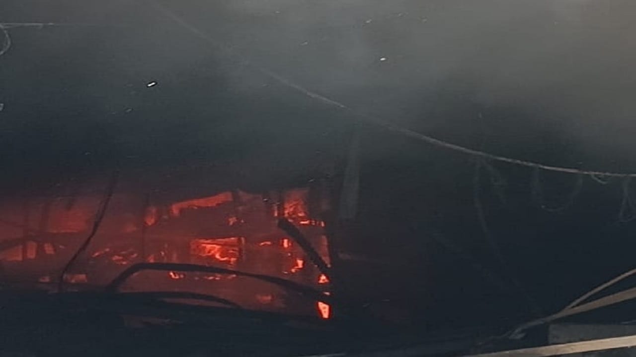 massive fire broke out in shoe showroom in Pilibhit city