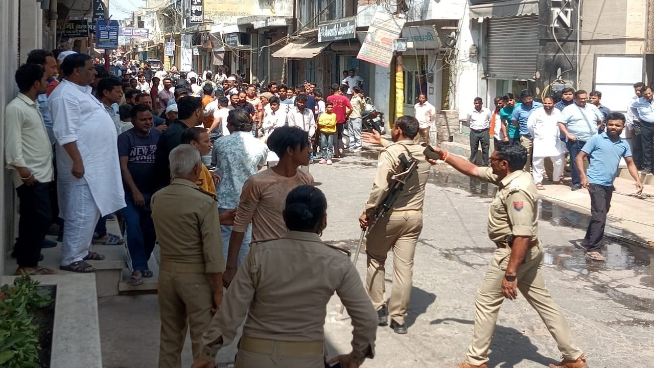 massive fire broke out in shoe showroom in Pilibhit city
