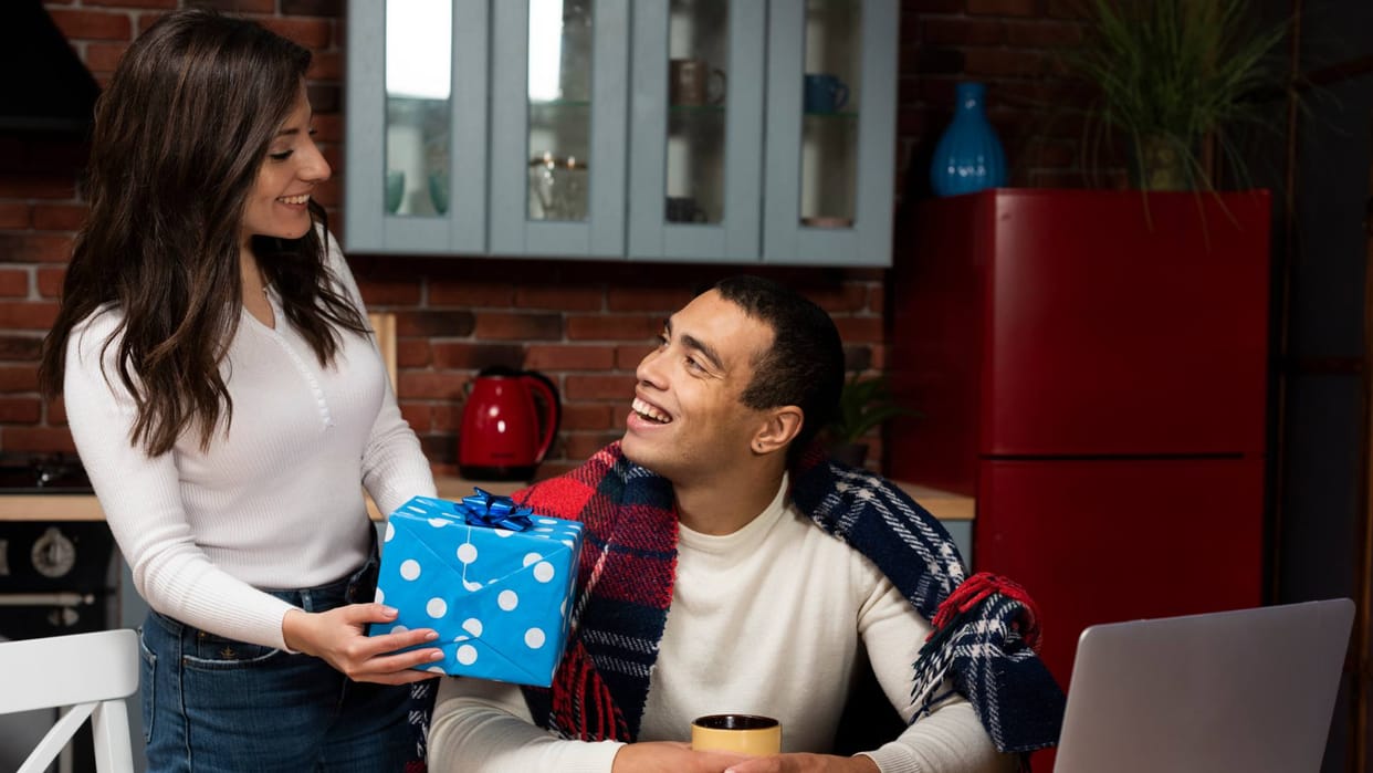 Vastu Tips For Gifts Do not give these 5 things as gifts otherwise it can bring unrest and problems in life