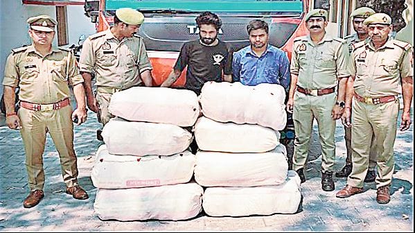 Smugglers caught by police with ganja worth 25 lakhs
