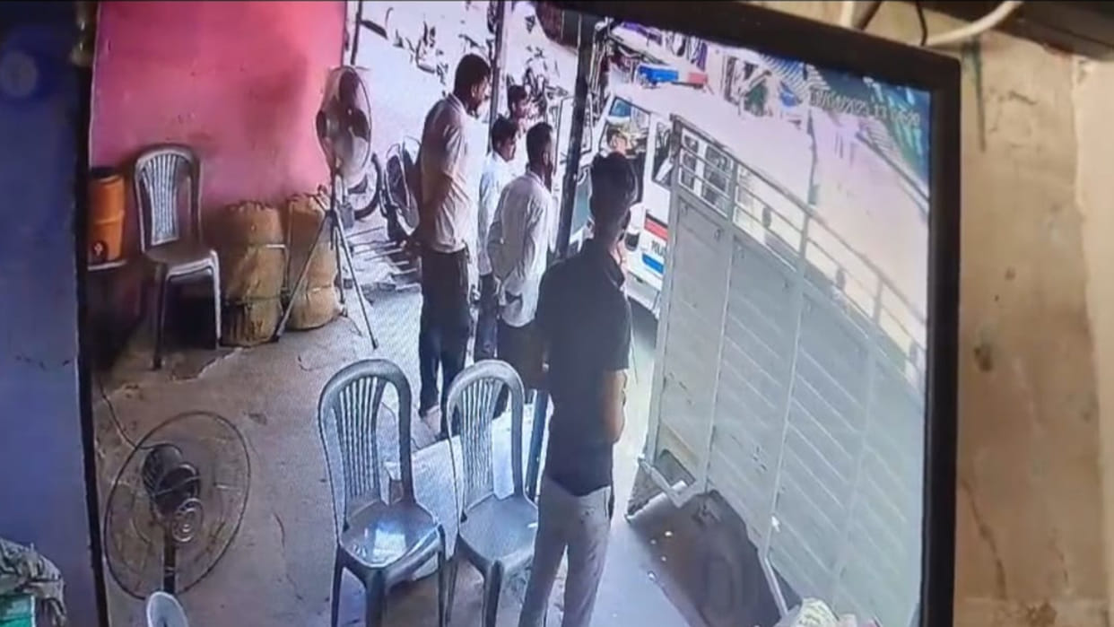 In Gorakhpur, Businessman accuses inspector of slapping him.video goes viral