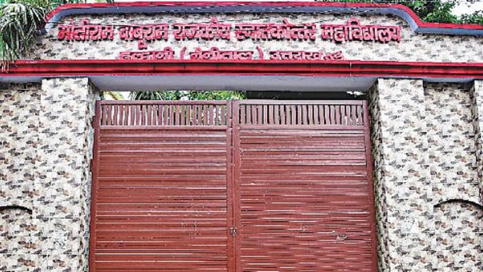 Students are forced to study from old books in MBPG Haldwani