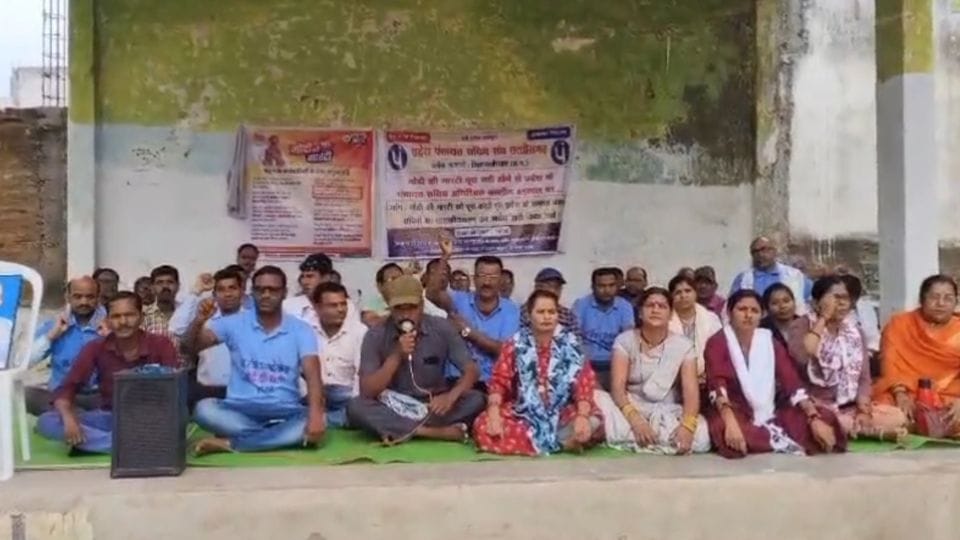 हड़ताल पर बैठे पंचायत सचिव