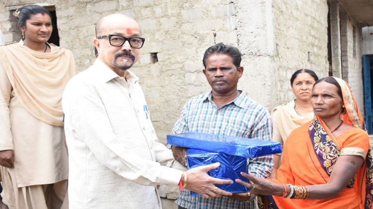 CG News: राज्यपाल रमेन डेका गांव पहुंचकर पीएम आवास योजना के कार्यों का किया अवलोकन, हितग्राहियों से की मुलाकात