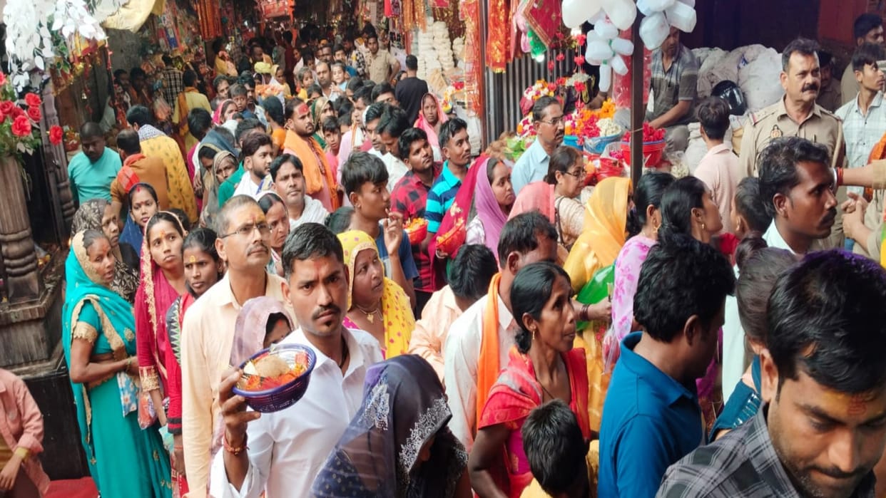 Navratri: Devotees worshipped the Katyayani form of the Goddess, the temple premises echoed with cheers