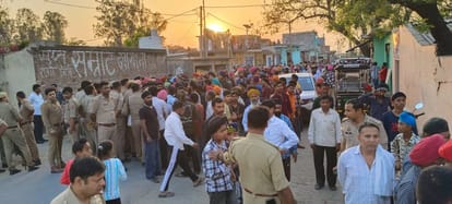 Meerut News: After the murder of Paramjeet, the family members were angry and sat on a dharna demanding the ar