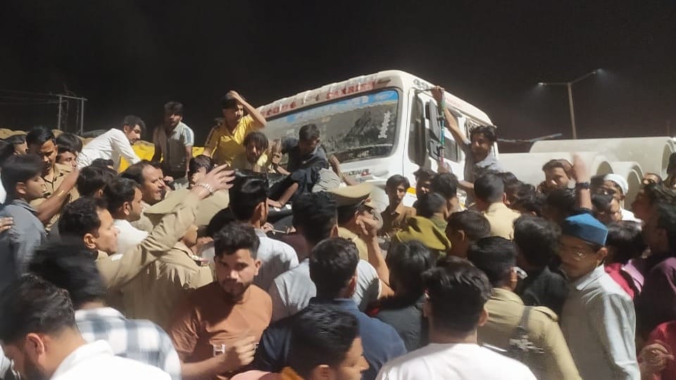UP News Our daughters died and boys only got scratches questions raised on accident on highway in Moradabad