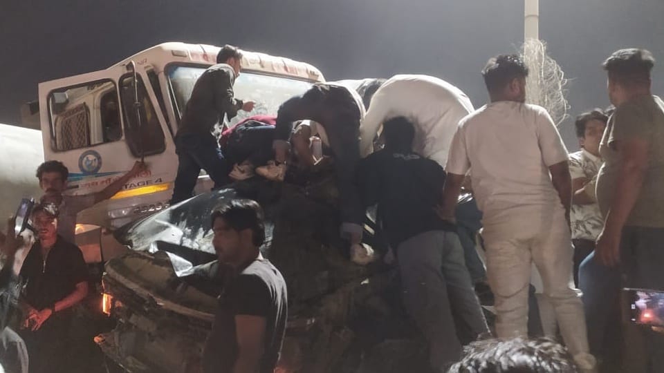 UP News Our daughters died and boys only got scratches questions raised on accident on highway in Moradabad