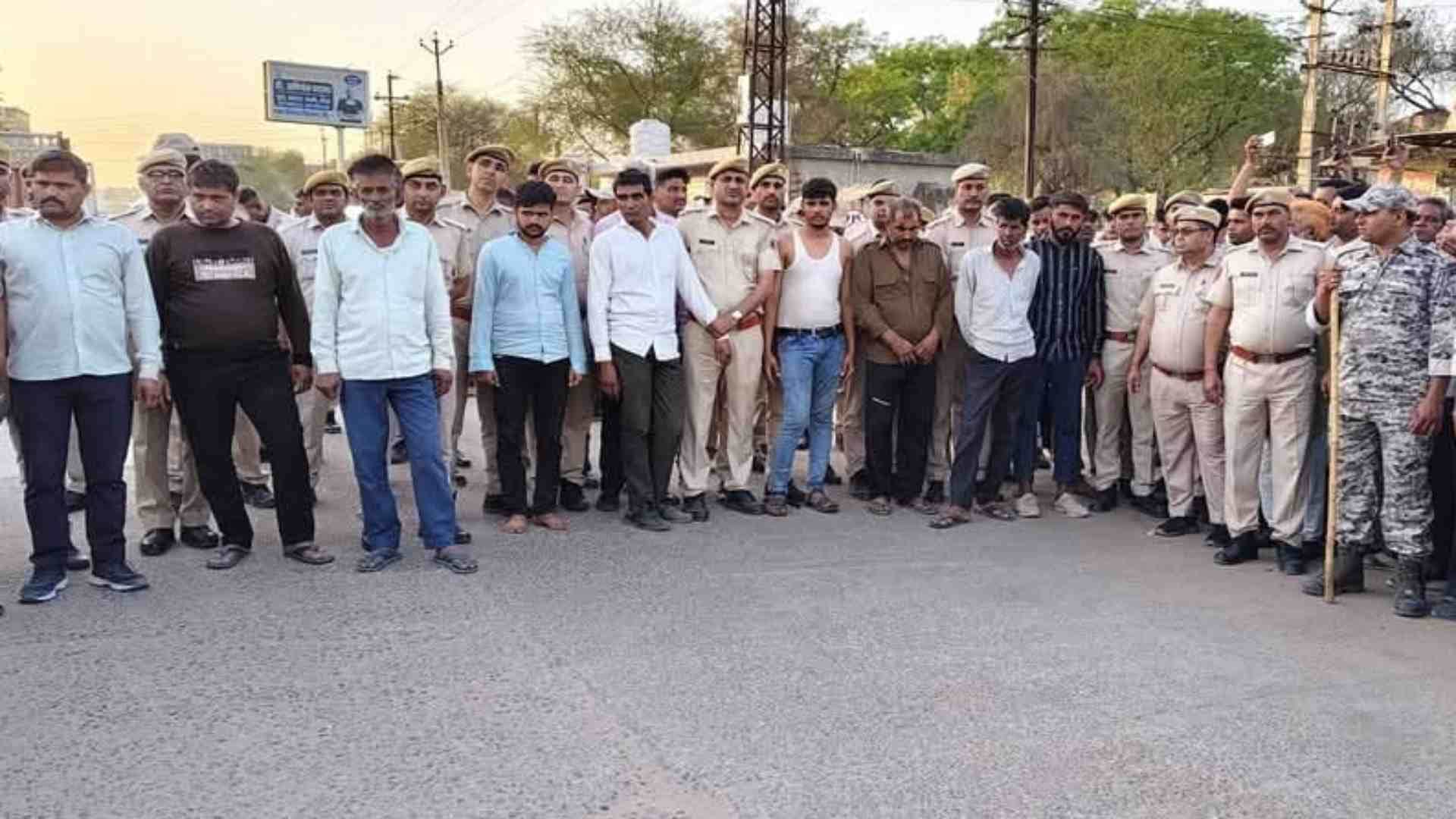 पुलिस ने आरोपियों की कराई परेड।