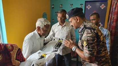 CRPF DG touch martyr's father feet took his blessings for success in the anti-Naxal operation